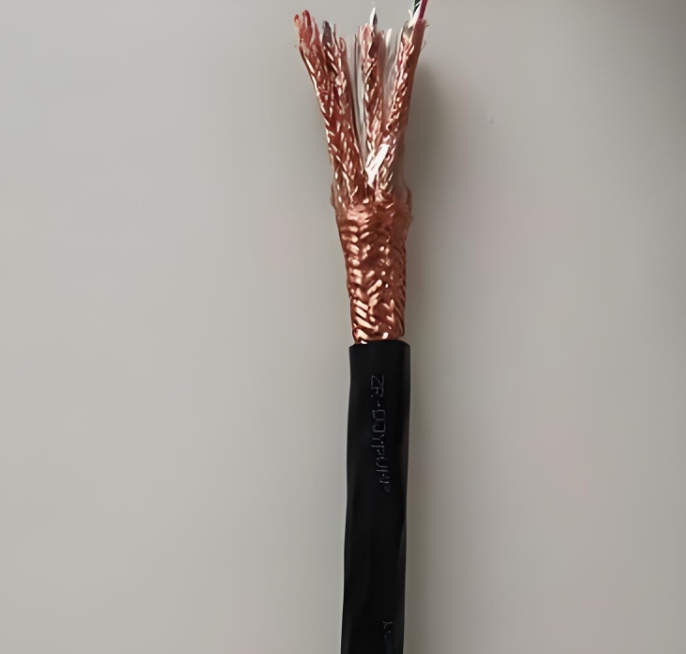 電纜作為電力傳輸?shù)难}，其性能直接影響到整個(gè)系統(tǒng)的可靠性.jpg